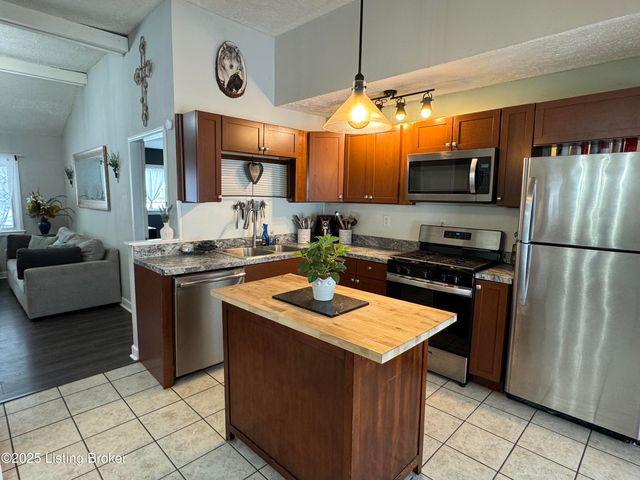 13609 Tennis Blvd, Louisville, KY 40272