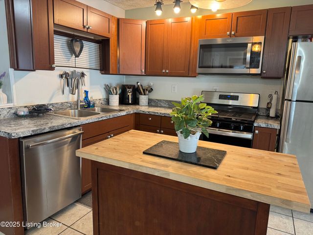 13609 Tennis Blvd, Louisville, KY 40272