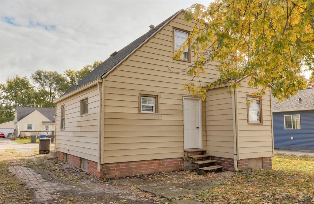 2416 E 38th Court, Des Moines, IA 50317