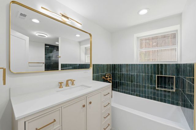 5853 W Newport Avenue, Chicago, IL 60634