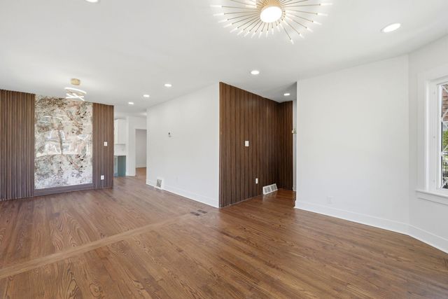 5853 W Newport Avenue, Chicago, IL 60634