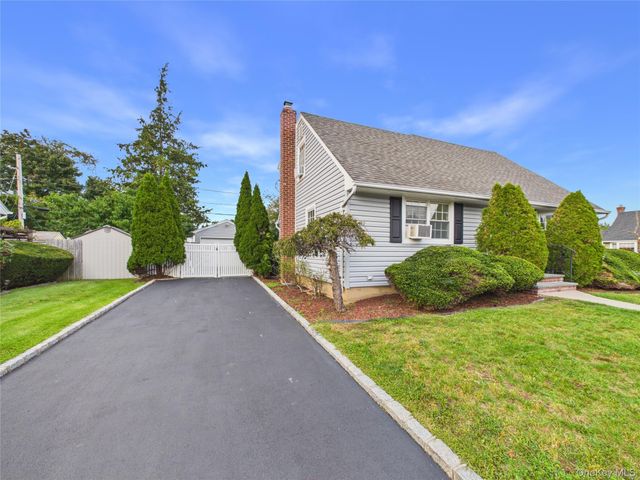 39 Croyden Lane, Hicksville, NY 11801