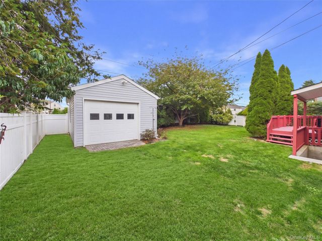 39 Croyden Lane, Hicksville, NY 11801
