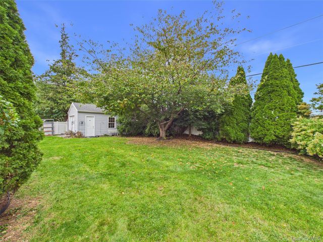 39 Croyden Lane, Hicksville, NY 11801
