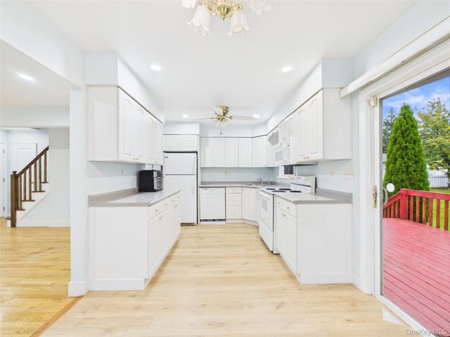 39 Croyden Lane, Hicksville, NY 11801