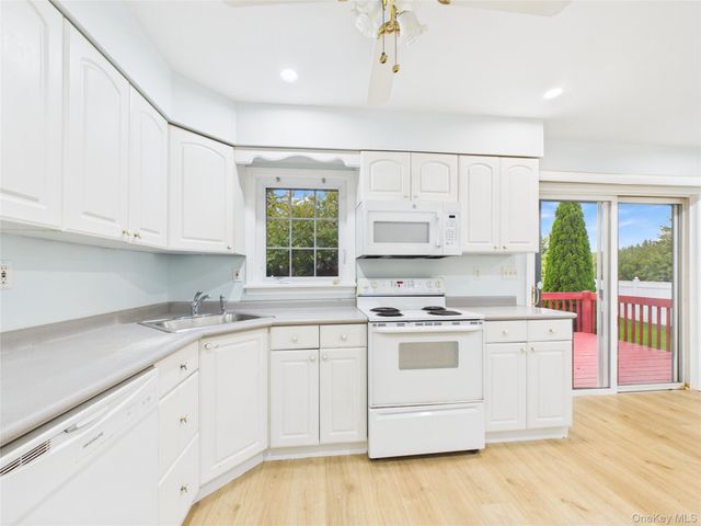 39 Croyden Lane, Hicksville, NY 11801