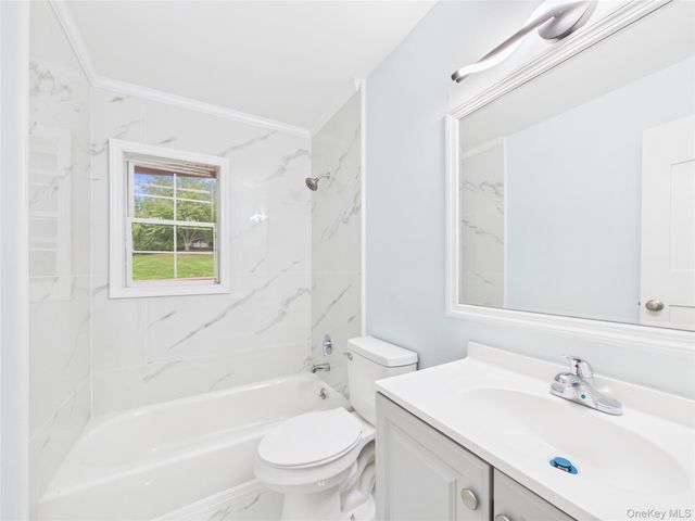 39 Croyden Lane, Hicksville, NY 11801