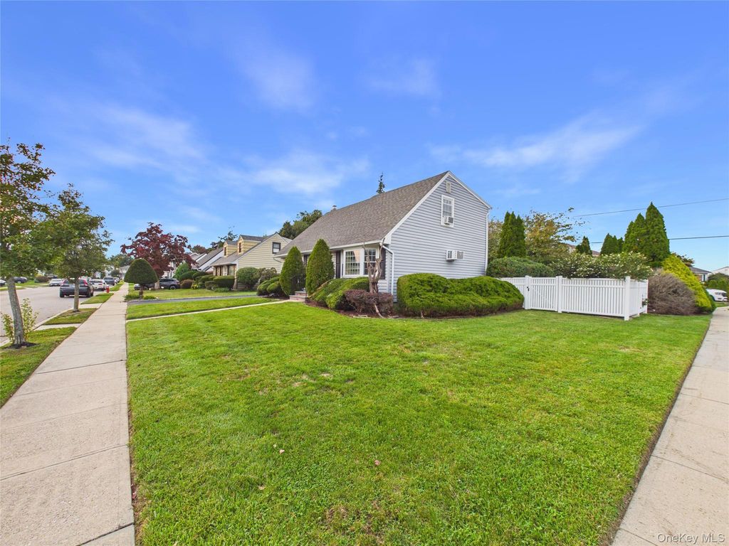 39 Croyden Lane, Hicksville, NY 11801 — photo 2