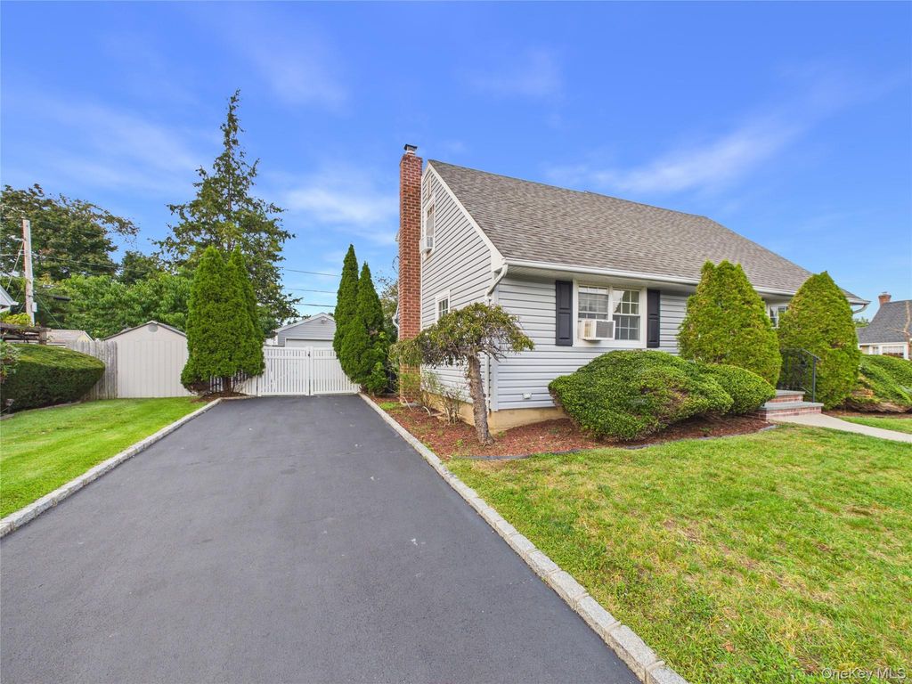 39 Croyden Lane, Hicksville, NY 11801 — photo 3