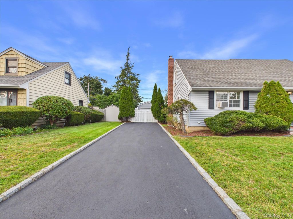 39 Croyden Lane, Hicksville, NY 11801 — photo 4