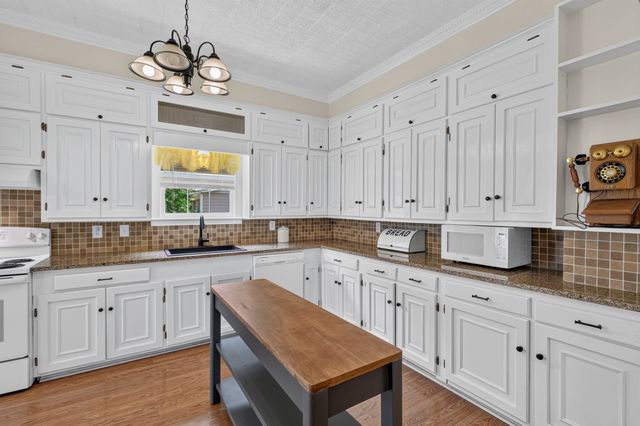 217 E 1st Street, Weatherford, TX 76086
