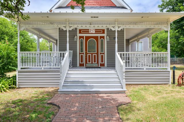 217 E 1st Street, Weatherford, TX 76086