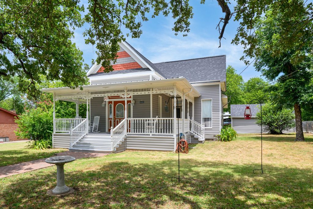 217 E 1st Street, Weatherford, TX 76086
