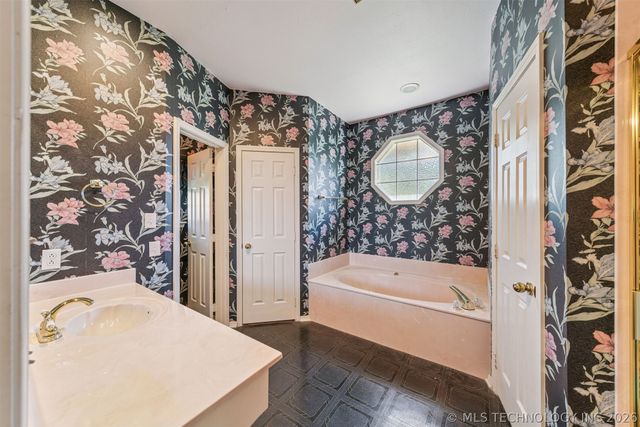 1307 N Douglas Drive, Claremore, OK 74017