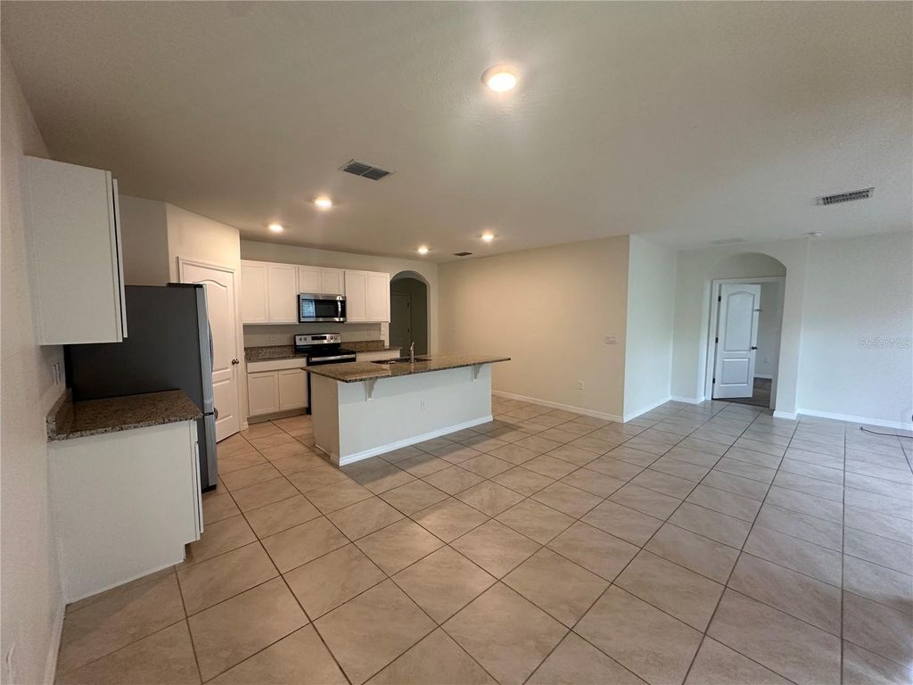 Image 4 of property listing at 1292 SUGARWOOD STREET, Davenport, FL 33837