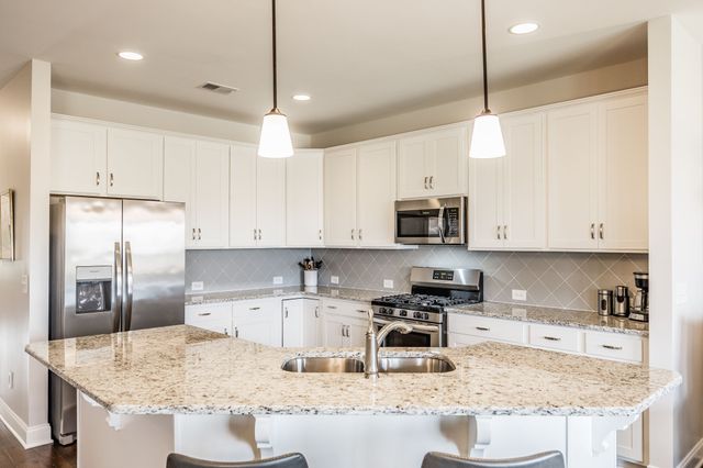 904 Cherry Grove Dr, Hendersonville, TN 37075