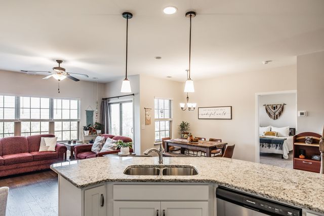 904 Cherry Grove Dr, Hendersonville, TN 37075