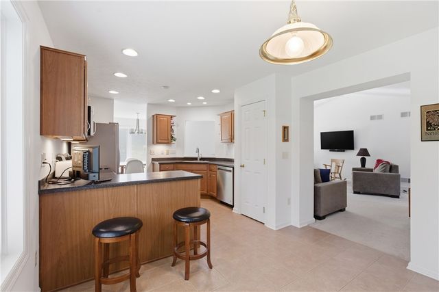 108 Winfield Manor Dr, Adams Twp, PA 16046