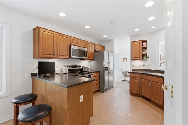 108 Winfield Manor Dr, Adams Twp, PA 16046