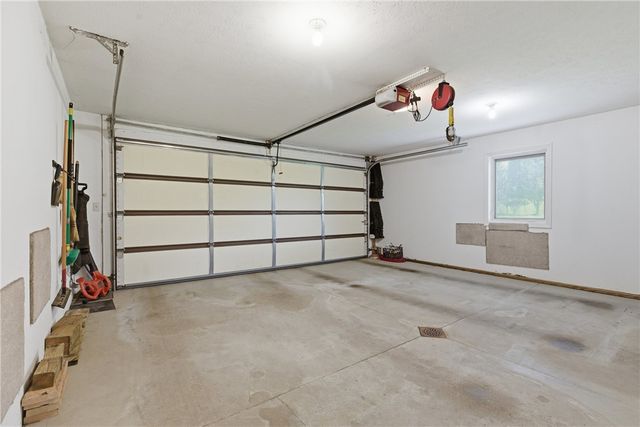 108 Winfield Manor Dr, Adams Twp, PA 16046