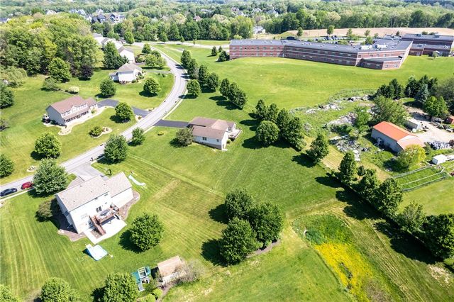 108 Winfield Manor Dr, Adams Twp, PA 16046