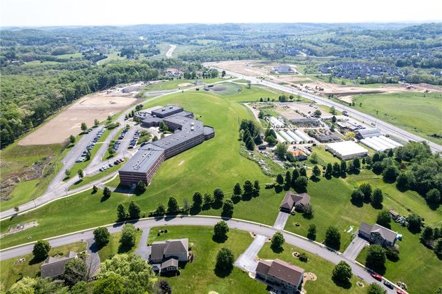 108 Winfield Manor Dr, Adams Twp, PA 16046