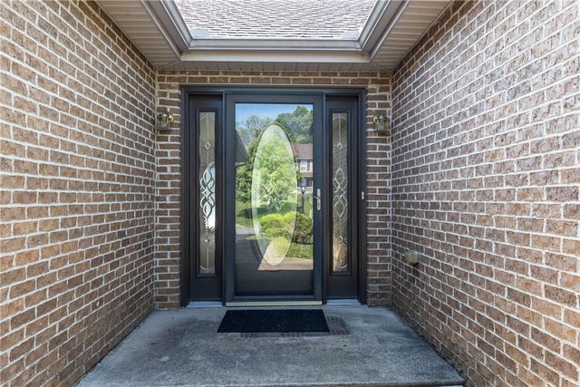 108 Winfield Manor Dr, Adams Twp, PA 16046