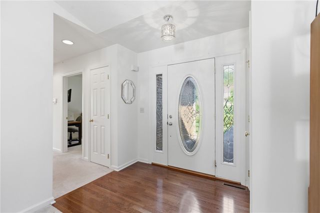 108 Winfield Manor Dr, Adams Twp, PA 16046