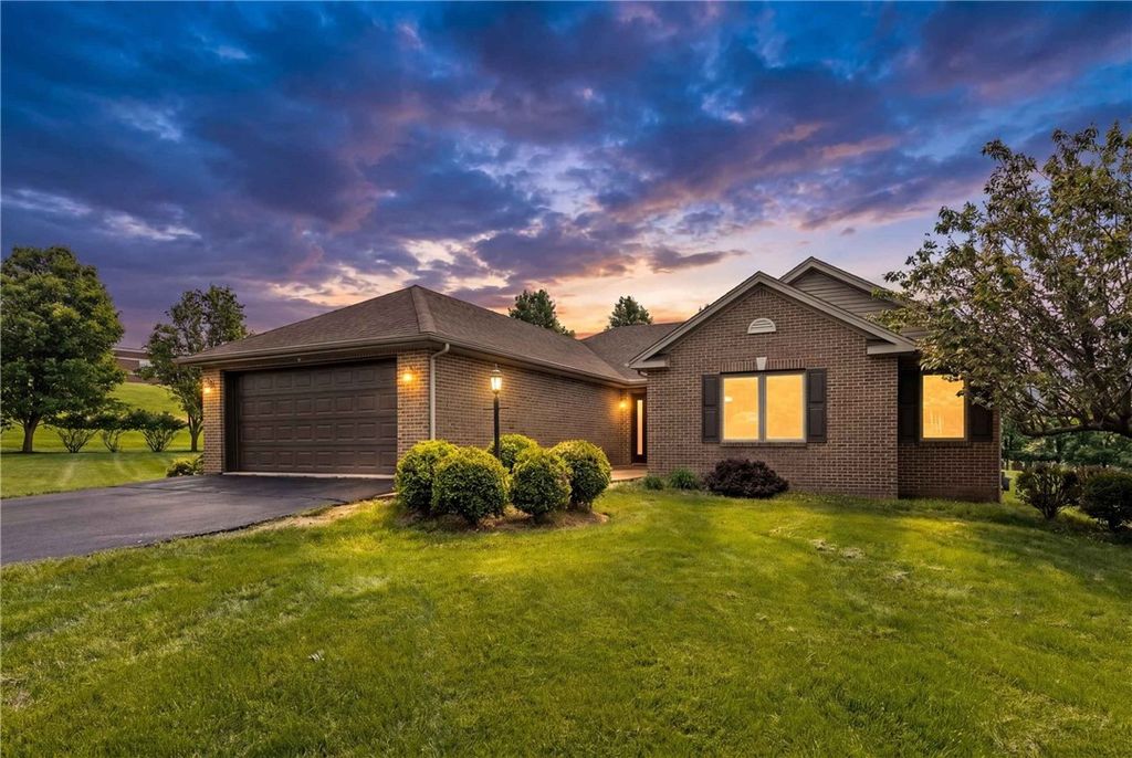 108 Winfield Manor Dr, Adams Twp, PA 16046