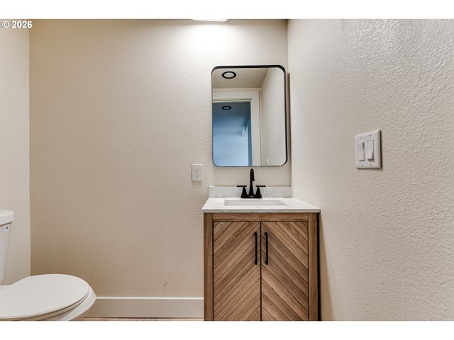439 T St, Springfield, OR 97477