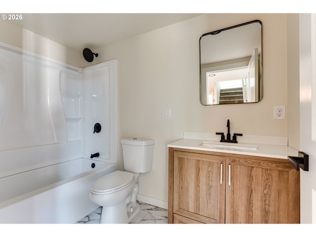 439 T St, Springfield, OR 97477