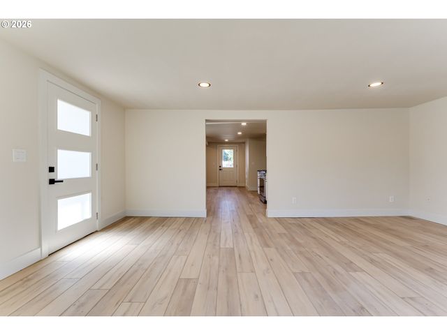 439 T St, Springfield, OR 97477