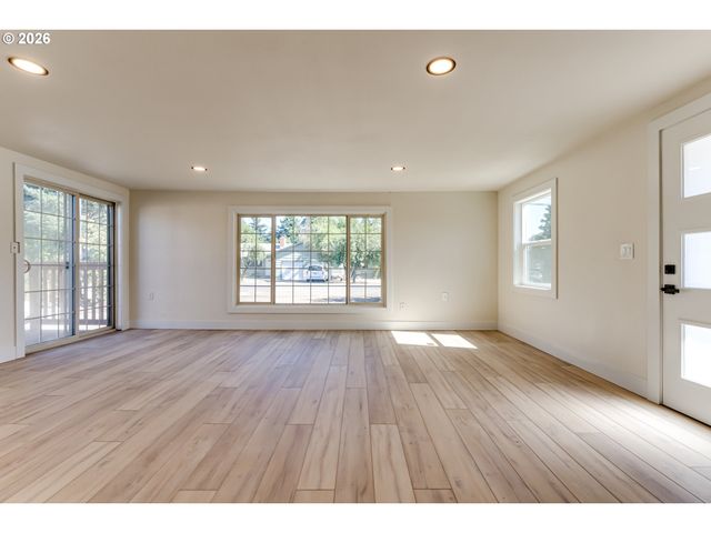 439 T St, Springfield, OR 97477