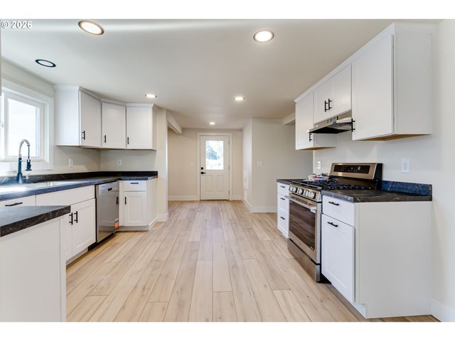 439 T St, Springfield, OR 97477