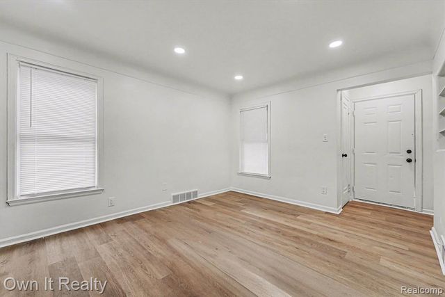 8435 Warwick Street, Detroit, MI 48228