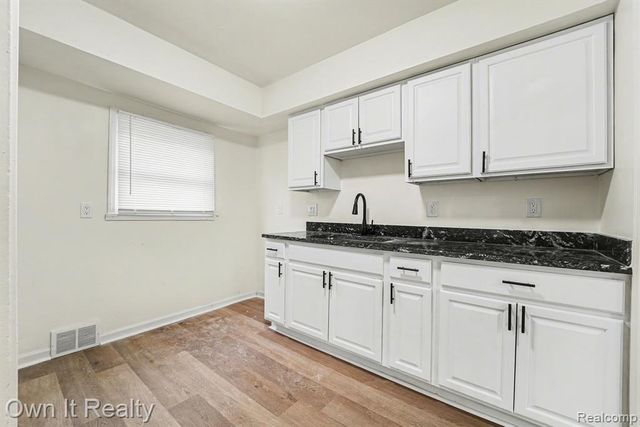 8435 Warwick Street, Detroit, MI 48228