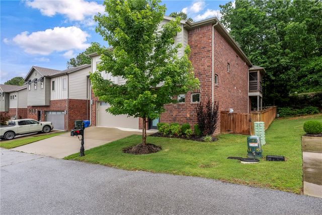 1466 N Desoto Place, Fayetteville, AR 72703