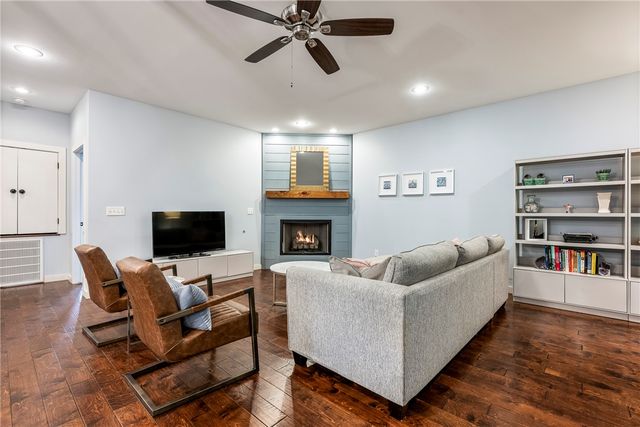 1466 N Desoto Place, Fayetteville, AR 72703