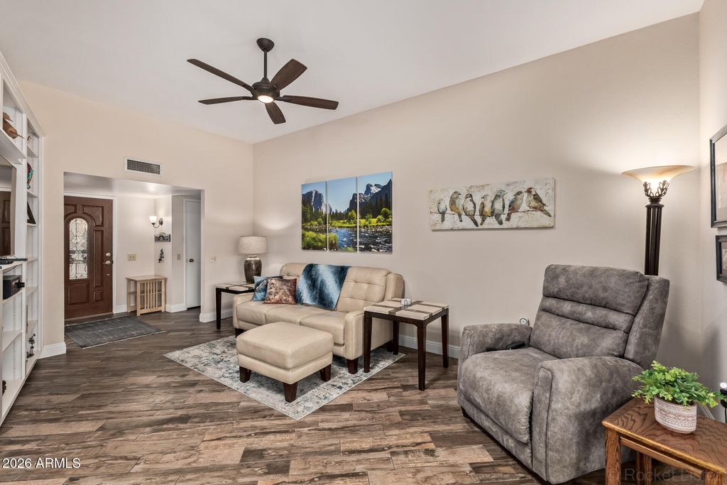 Image 10 of property listing at 10809 W PALMERAS Drive, Sun City, AZ 85373