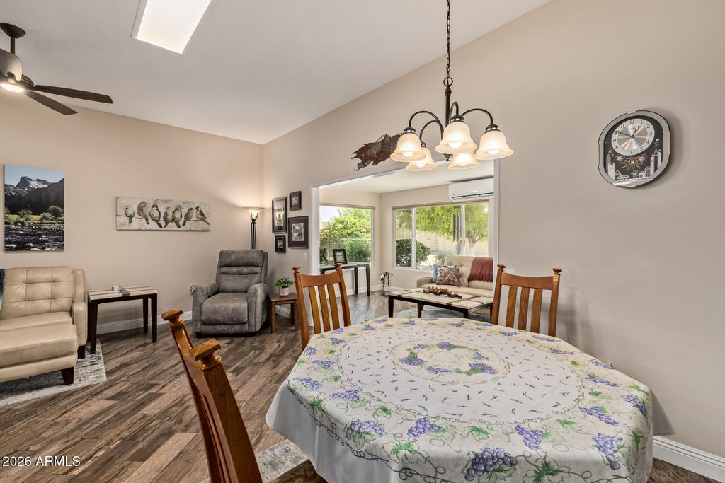 Image 14 of property listing at 10809 W PALMERAS Drive, Sun City, AZ 85373