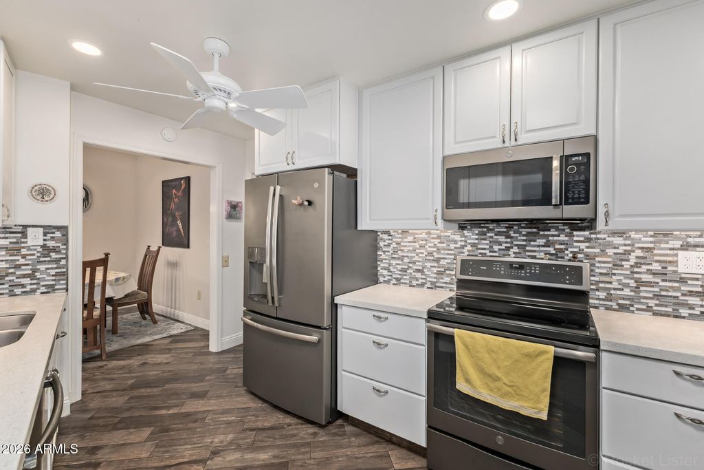 Image 15 of property listing at 10809 W PALMERAS Drive, Sun City, AZ 85373