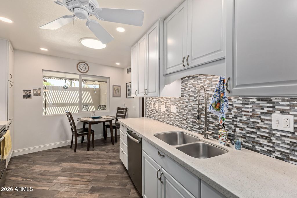 Image 16 of property listing at 10809 W PALMERAS Drive, Sun City, AZ 85373