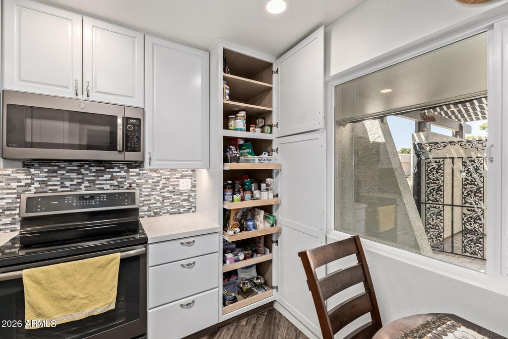 Image 18 of property listing at 10809 W PALMERAS Drive, Sun City, AZ 85373