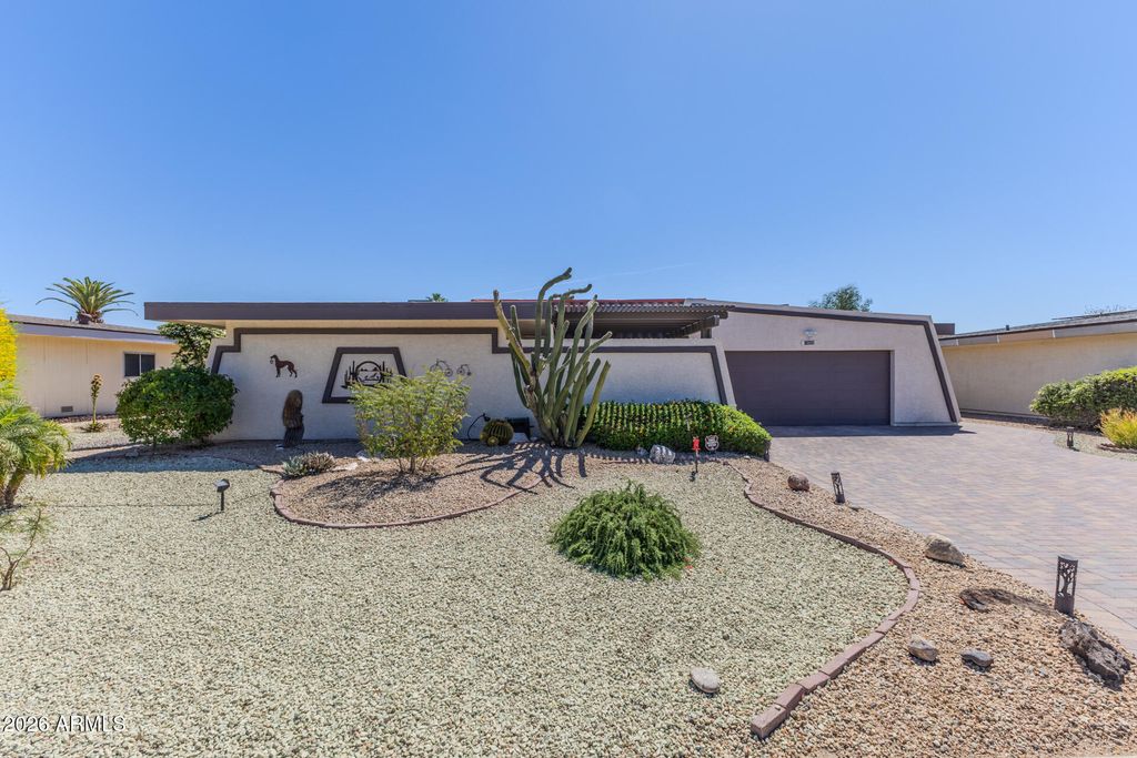 Image 2 of property listing at 10809 W PALMERAS Drive, Sun City, AZ 85373
