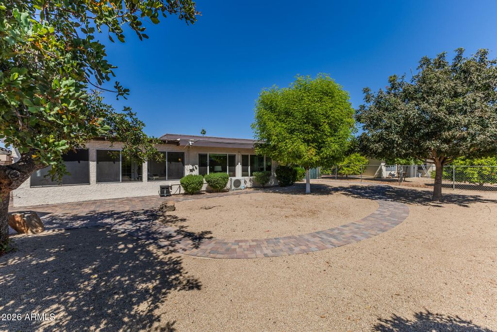 Image 34 of property listing at 10809 W PALMERAS Drive, Sun City, AZ 85373