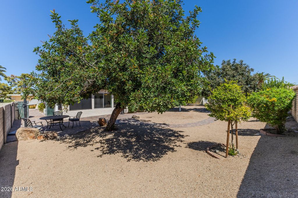 Image 35 of property listing at 10809 W PALMERAS Drive, Sun City, AZ 85373