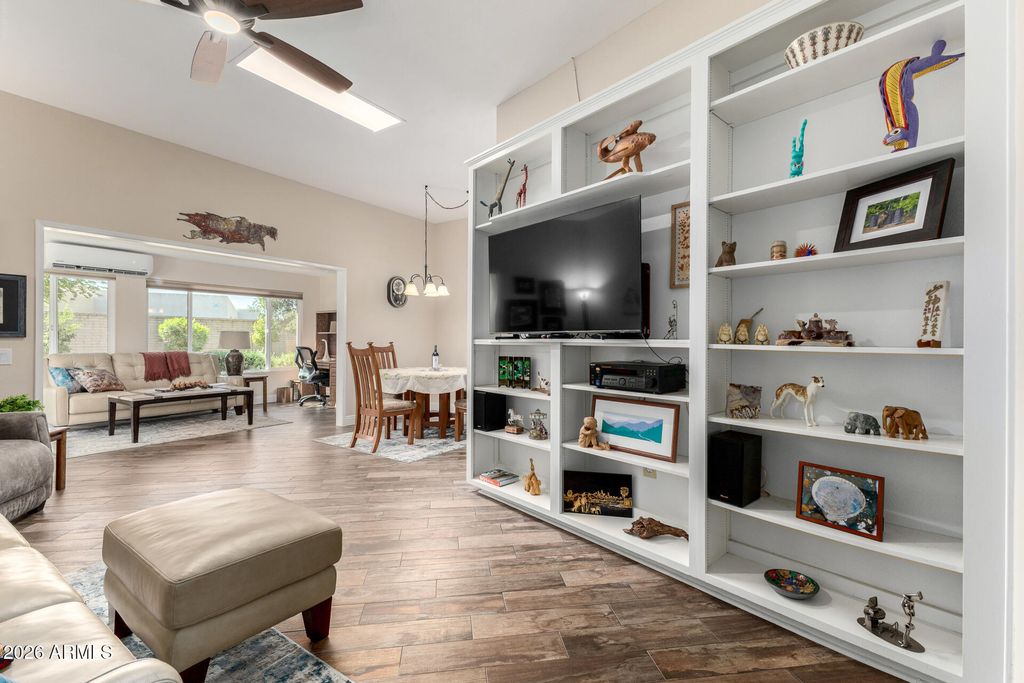 Image 4 of property listing at 10809 W PALMERAS Drive, Sun City, AZ 85373