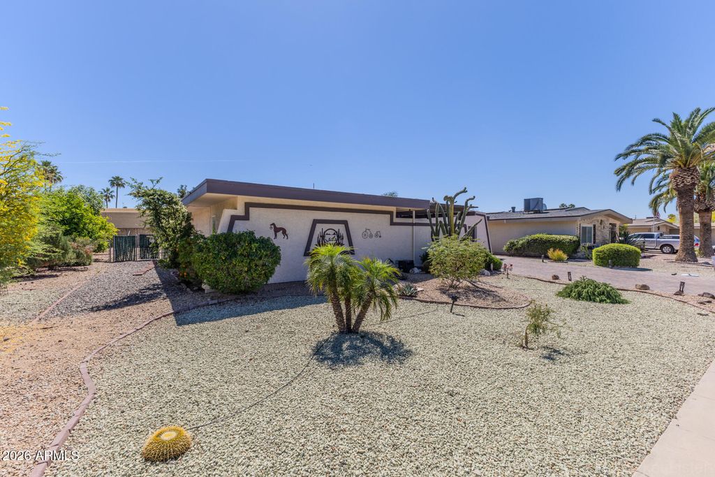 Image 5 of property listing at 10809 W PALMERAS Drive, Sun City, AZ 85373
