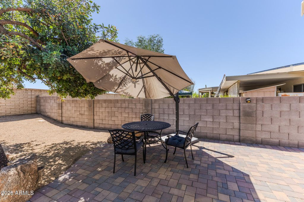 Image 6 of property listing at 10809 W PALMERAS Drive, Sun City, AZ 85373