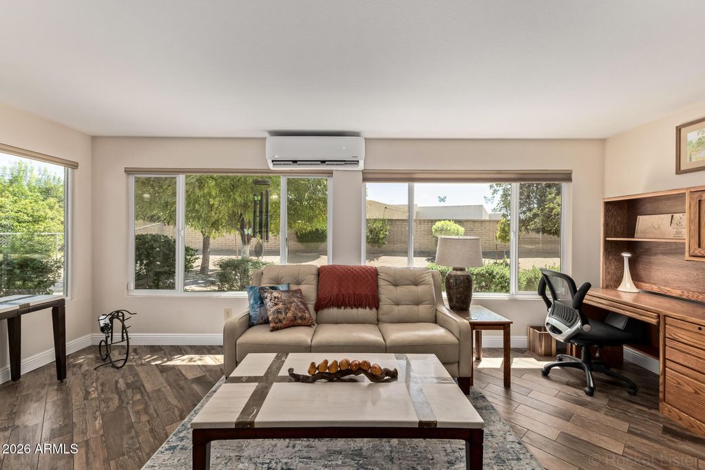 Image 7 of property listing at 10809 W PALMERAS Drive, Sun City, AZ 85373